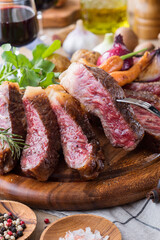 【和牛サーロインステーキ】塩と胡椒でシンプルにグリルした国産和牛ステーキ。 香ばしい焼目の下に柔らかな赤身を楽しめるレアに仕上げました。