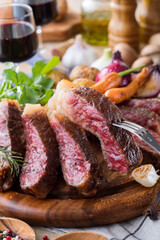 【和牛サーロインステーキ】塩と胡椒でシンプルにグリルした国産和牛ステーキ。 香ばしい焼目の下に柔らかな赤身を楽しめるレアに仕上げました。