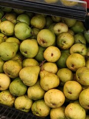 Rows of fresh, green and yellow pears at the market, top view,Hileras de peras frescas, verdes y amarillas en el mercado, vista superior,(19)