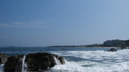 Fototapeta premium 日本、千葉、犬吠埼灯台、灯台、九十九里、銚子、犬吠埼、展望台、銚子半島、海、白亜の灯台、観光スポット、青空