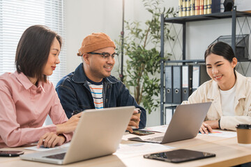 Obraz premium Asian business start up freelance people team analyzing statistics financial. Group Team of businesspeople man and woman Meeting Conference Discussion various topic Corporate Concept in office.
