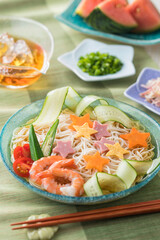 【七夕素麺】７月７日は「そうめんの日」です。平安の時代に健康を祈るため、七夕にそうめんを食べたという記録から始まりました。夜空のように器に星を散らして七夕気分を楽しみます。