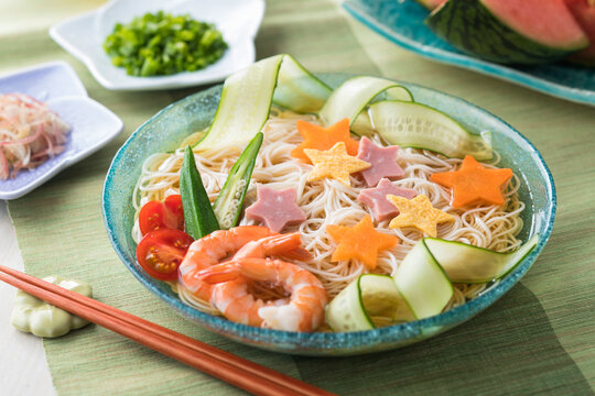 【七夕素麺】７月７日は「そうめんの日」です。平安の時代に健康を祈るため、七夕にそうめんを食べたという記録から始まりました。夜空のように器に星を散らして七夕気分を楽しみます。