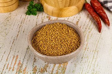 Dry mustard seeds in the bowl