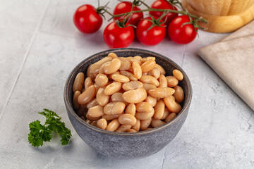 Canned white beans in the bowl