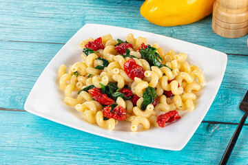Pasta with spinach and tomato