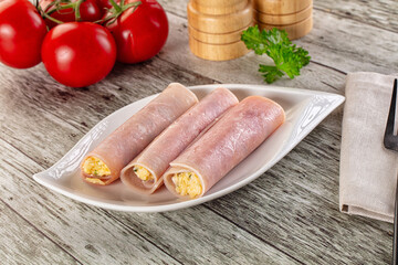 Roll with han and cheese snack