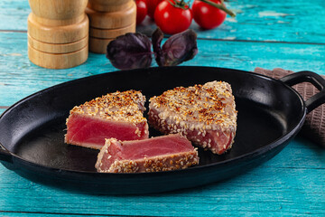 Tuna tataki with sesame seeds