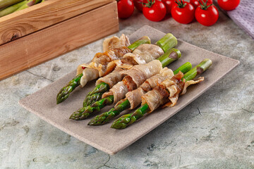 Boiled asparagus with roasted bacon
