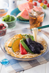 【夏野菜そうめん】食べ応え満点の大きな夏野菜の素揚げで楽しむ素麺です。
