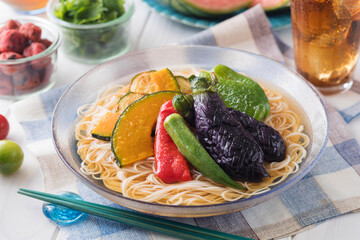 【夏野菜そうめん】食べ応え満点の大きな夏野菜の素揚げで楽しむ素麺です。