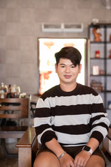 Obraz premium young man sitting in cafe