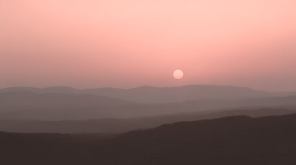 Obraz premium Pink sunset over distant mountain range