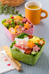 【七夕べんとう】７月７日は七夕です。夜空のように星を散らして七夕気分を楽しむお弁当です。