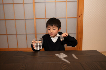 薬を飲む子供