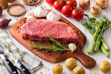 【ステーキ用精肉 / 和牛サーロイン】ステーキ用の霜降り国産和牛サーロイン。 きれいな霜降りの模様が入った上品な肉質。高級食材。