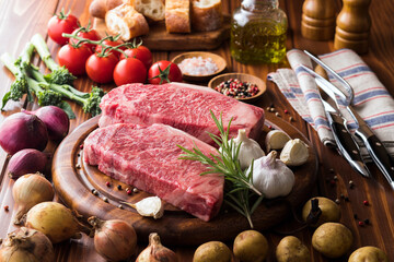 【ステーキ用精肉 / 和牛サーロイン】ステーキ用の霜降り国産和牛サーロイン。 きれいな霜降りの模様が入った上品な肉質。高級食材。