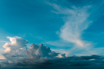 Naklejka premium blue sky with white cloud background