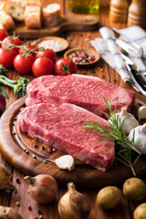 【ステーキ用精肉 / 和牛サーロイン】ステーキ用の霜降り国産和牛サーロイン。 きれいな霜降りの模様が入った上品な肉質。高級食材。