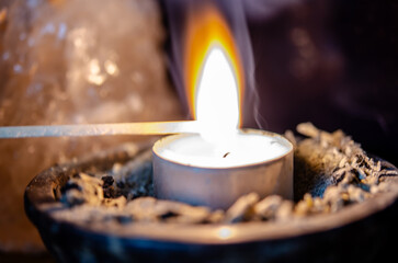 Streichholz mit Teelincht und Räucherschale