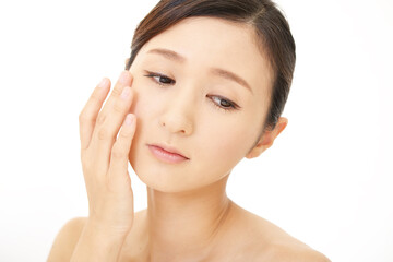 荒れた肌に悩む女性