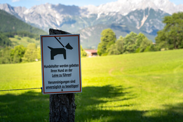 Schild Hinweis / Hunde an die Leine / Leinenzwang