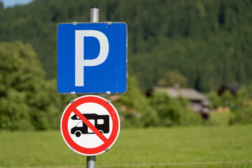 Schild Hinweis / Parkplatz / Camper verboten
