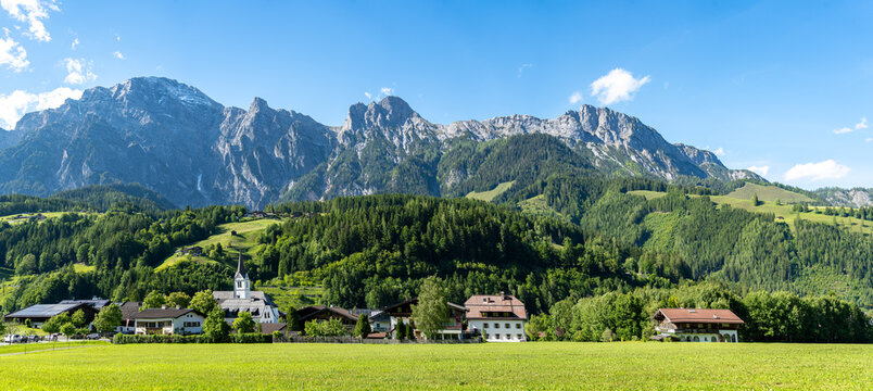 Panorama vom  Leogang mit der Pfarrkirche / &Ouml;sterreich / Salzburger Land / Austria	