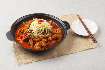  Chicken feet is a dish made with seasonings such as gochujang and red pepper powder.