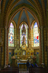 Obraz premium Altar in der Basilica del Voto Nacional in Quito mit Lichtspiel durch bunte Fenster 