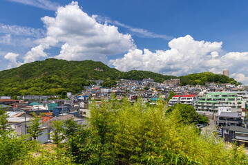 高取山と山麓の住宅街　神戸市長田区にて