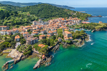Obraz premium Aerial view of Mundaka fishing village in Biscay, Basque Country, northern Spain