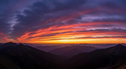 Obraz premium Dramatic Sunset Sky over Majestic Mountain Landscape