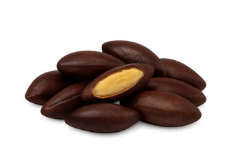 Naklejka premium Chocolate-Covered Almonds: A tempting collection of chocolate-covered almonds, a sweet indulgence showcasing a harmonious balance of rich dark chocolate and a fresh almond center.
