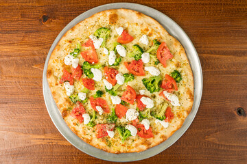 White pizza with tomatoes and broccoli