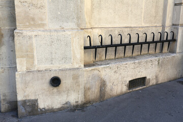 Système défensif forgé en métal devant un porche pour éviter de s'installer sur le trottoir