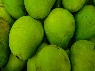 mango fruit has an oval shape, thin shell skin, soft green color. cooked meat with yellow color with a firm texture, soft and juicy has a sweet, juicy, fragrant.