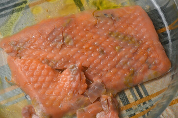 ritagli di salmone in piatto