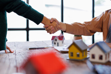 Handshake Real estate brokerage agent Deliver a sample of a model house to the customer, mortgage...