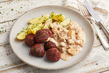 Hackbällchen an Pilzrahmsauce