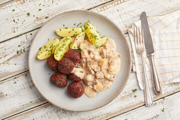 Hackbällchen an Pilzrahmsauce