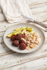 Hackbällchen an Pilzrahmsauce