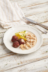 Hackbällchen an Pilzrahmsauce