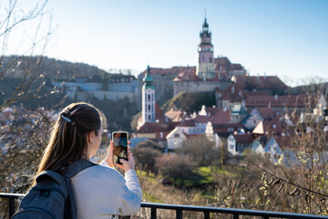 Mujer turista tomando una fotografía de las vistas de la ciudad de Cesky Krumlov, en Republica Checa