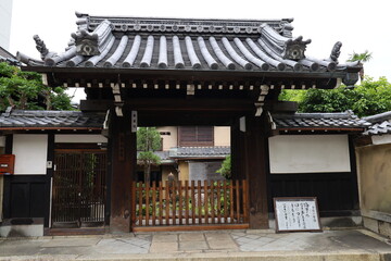 Obraz premium A Japanese temple：a scene of the entrance gate to the precincts of Kyozo-in Temple in Kyoto City