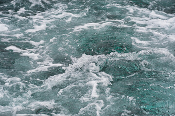 Fototapeta premium 鯛の浦遊覧船 美しい日本の海と波しぶき（日本千葉県鴨川市）背景素材 Tainoura sightseeing boat: Beautiful Japanese sea and wave spray (Kamogawa City, Chiba Prefecture, Japan) background material