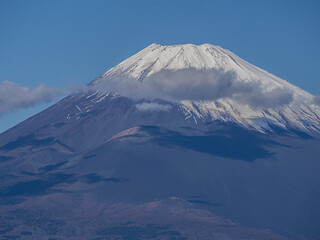冠雪富士山と雲