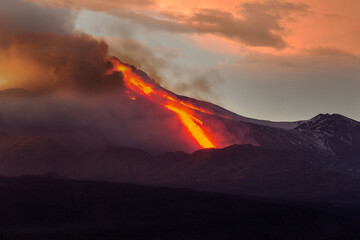 Fototapeta premium Etna volcano during the eruption