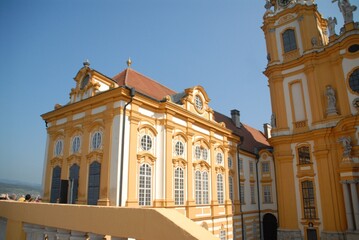 Obraz premium リズミカルに並ぶ窓とアーチが美しい宮殿左翼部