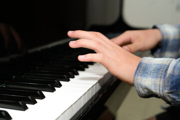 Obraz premium close up hands playing piano